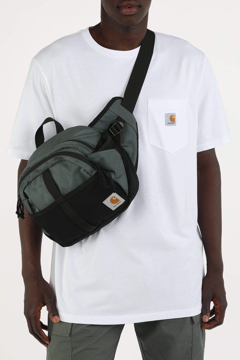 תמונת כל הלוק של תיק פאוץ' בצע אפור